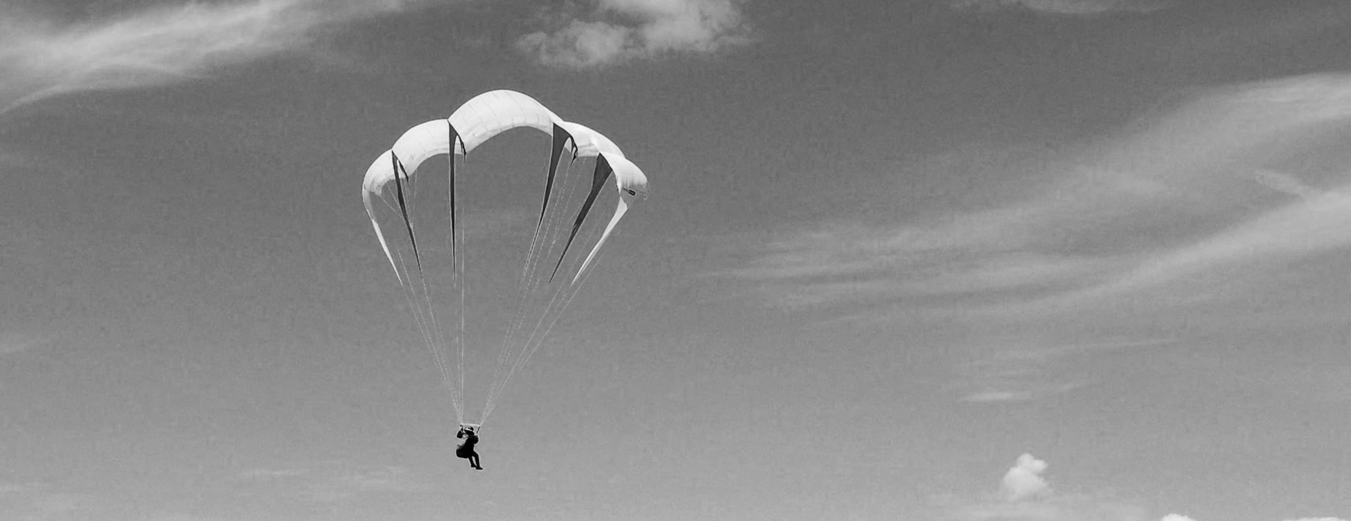 David BARISH develops the first foil kite for NASA.